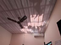 Teto de uma das salas da Escola Cambarai de Maracaju